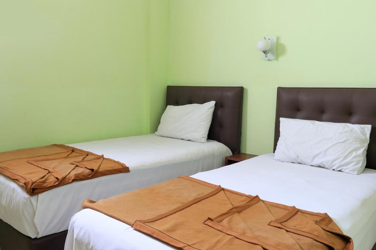 Hotel Prisma Sidoarjo Esterno foto