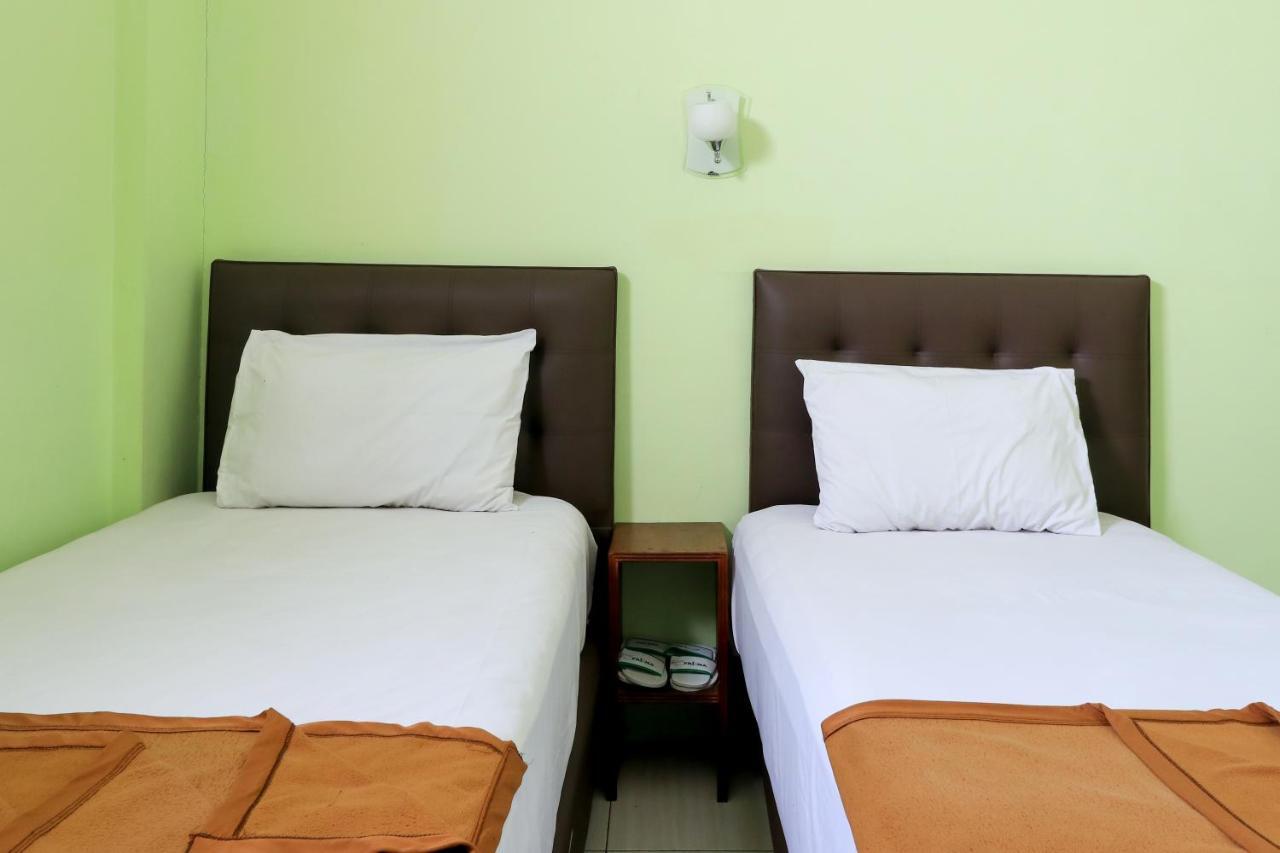 Hotel Prisma Sidoarjo Esterno foto