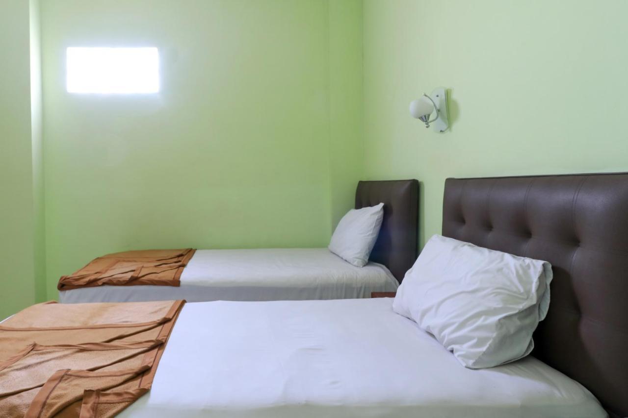 Hotel Prisma Sidoarjo Esterno foto