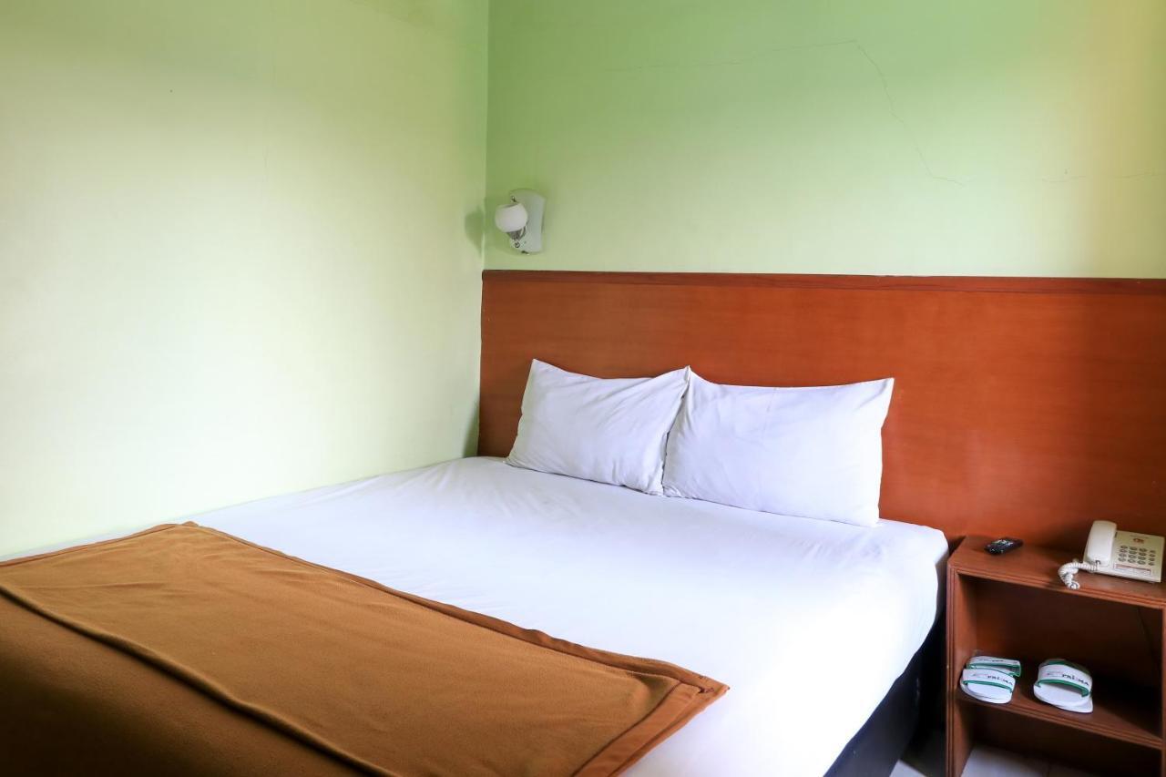 Hotel Prisma Sidoarjo Esterno foto